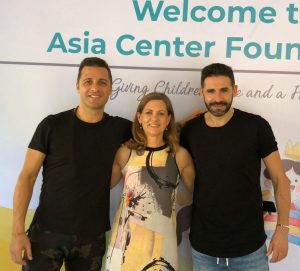 Keko Martínez y Juan Povedado visitando la Fundación Asia Center