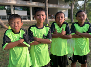 Gate of football Tailandia. Niños en el campo de entrenamiento